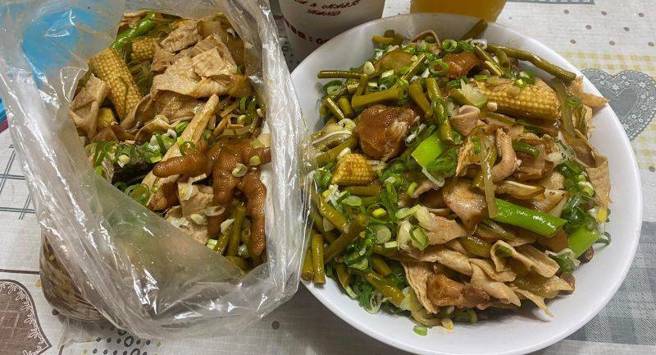 咸水鸡老板超大方，配料酸豆直接加到爆。（图／翻摄自爆废公社）