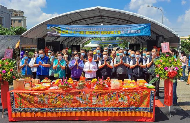沙鹿区10-51-4号道路新辟工程，今天正式开工，由市长卢秀燕主持开工祈福典礼。（陈世宗摄）