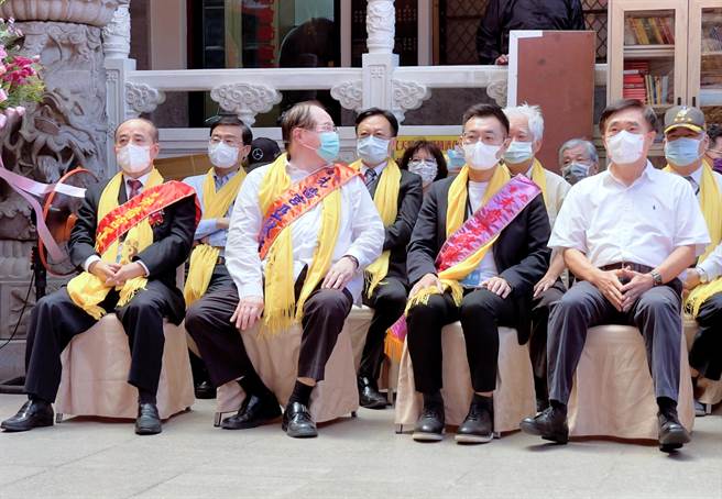 前立法院长王金平、前台北市长郝龙斌、前国民党主席江启臣等人，今天受邀参加三重先啬宫的「2022年两岸共祭中华人文始祖伏羲圣帝大典」。（吕健豪摄）