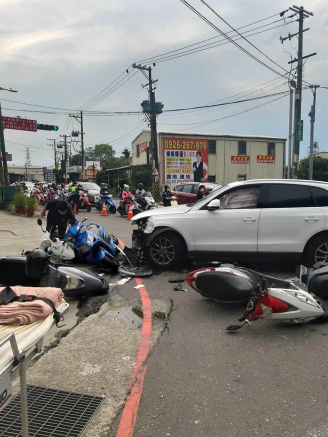 小客车违规左转撞车后酿祸，波及机车停等区5名骑士。（芦竹警分局提供／陈梦茹桃园传真）
