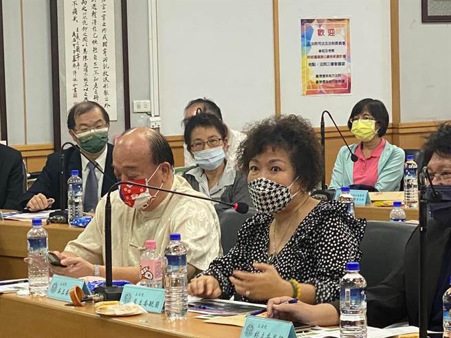 警政署长陈家钦申请提前退休，遗缺传将由高雄市警察局长黄明昭接任。立委叶毓兰分析，或许陈是在行政院长苏贞昌与内政部长徐国勇的两大之间难为小，也或许真如外传苏可能人事异动，须在卸任阁揆前把最赏识的黄拔擢到中央。（截自叶毓兰脸书）