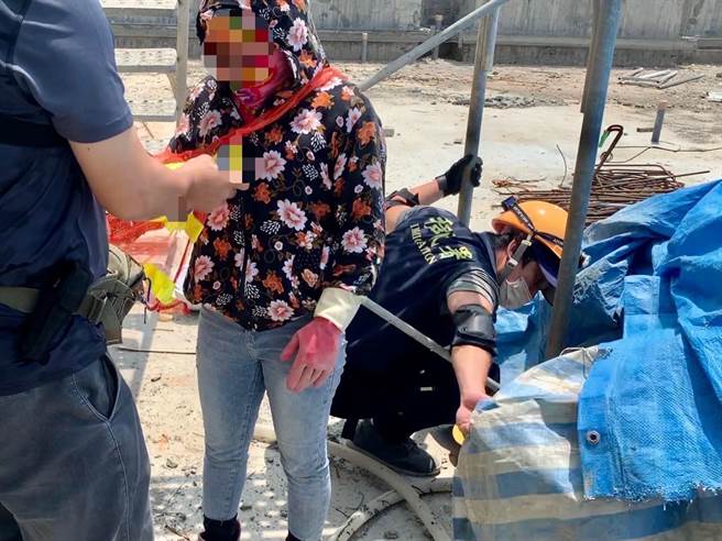 非法移工见专勤队来，纷纷四处逃窜，有人躲到帆布下。（翻摄照片／高雄洪靖宜传真）