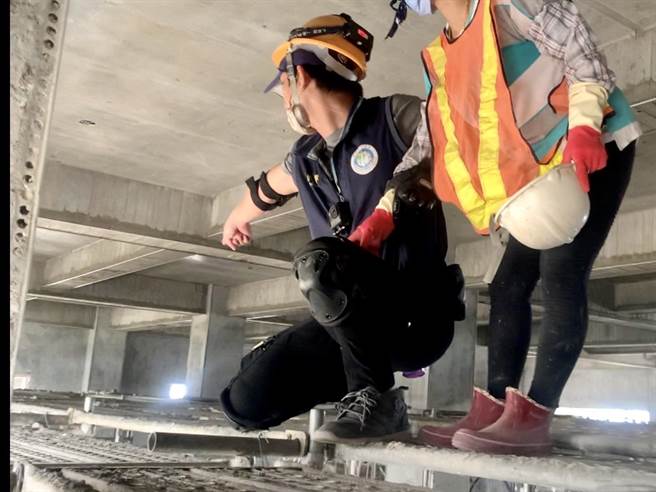 专勤队于管线夹层找到人。（翻摄照片／高雄洪靖宜传真）