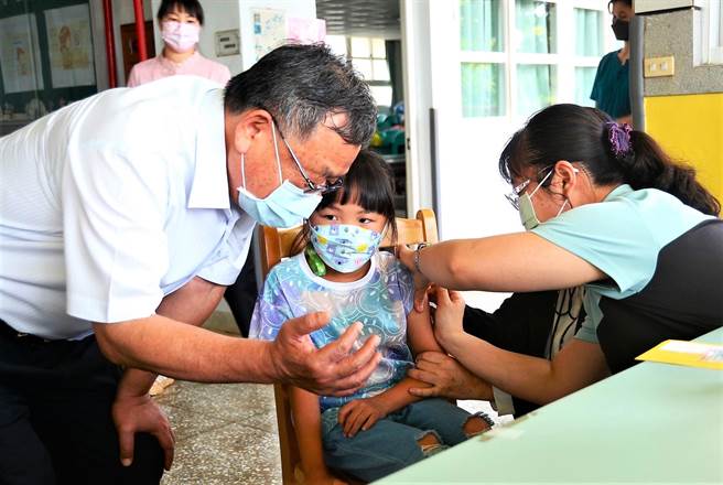 澎湖縣學童第2劑莫德納、BNT疫苗23日開始施打，衛生所室分批進入校園集中接種，學校已發放接種同意書。（澎湖縣政府提供）