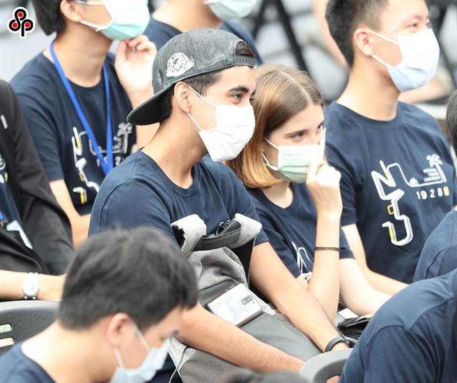 少子化嚴重衝擊本土高教版圖，各校無不積極招收境外生，但論及大專校院國際交流方面，近6成學校認為主要障礙在於缺乏足夠預算。圖為境外生參加台大畢業典禮。(本報資料照)