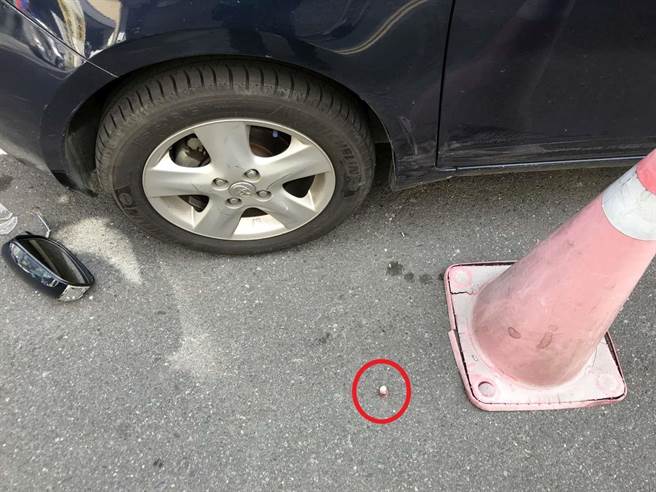 警方抵達現場後發現疑似肇事者所遺留下的斷指，隨即調閱路口監視器，並將斷指採集回去經指紋比對後，確認身分為50歲黃男。(民眾提供／吳建輝彰化傳真)