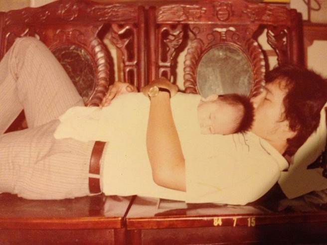 杨渡脸书贴出女儿幼时的两人合影，令人动容。（取自杨渡脸书）