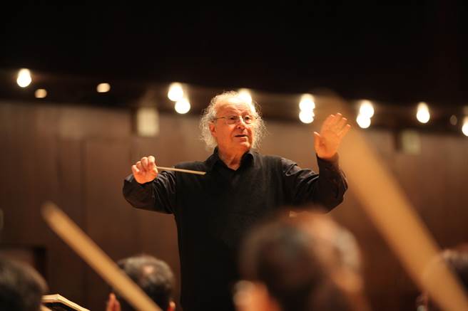 台北市立交响乐团首席指挥殷巴尔稍早提出解除续任合约，经北市交团长宋威德积极慰留未果，双方取得共识，约定未来在疫情趋缓前提下，再以客席指挥身份与北市交合作。（台北市立交响乐团提供）