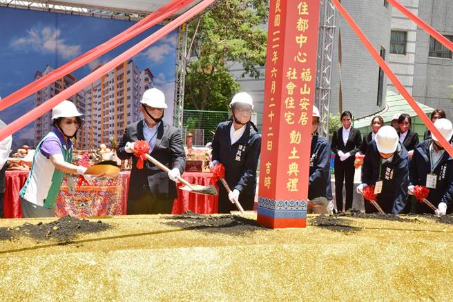 高雄市长陈其迈（左三）22日出席左营社会住宅「福山安居」的开工典礼。（林瑞益摄）