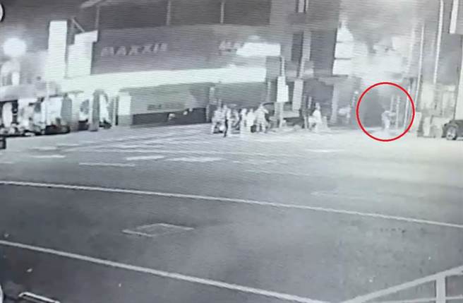 刘妻与女儿从2楼的窗台呼救，隔壁邻居赶紧搬长梯协助。（读者提供／张妍溱台中传真）