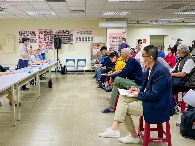 国民党基隆市长参选人谢国梁认为，基捷第二阶段的路线规画，应与第一阶段的规画、施工同步进行。图为谢国梁参加基捷说明会。（谢国梁办公室提供／张志康基隆传真）