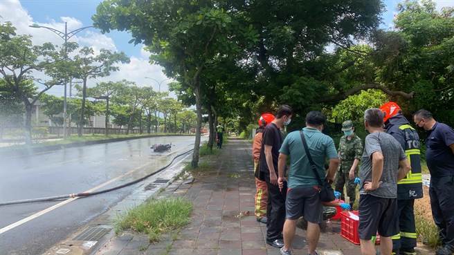 大雅区东大路2段南向车道，民眾今天发现漏油情形；中油及军方到场厘清相关责任。（民眾提供）