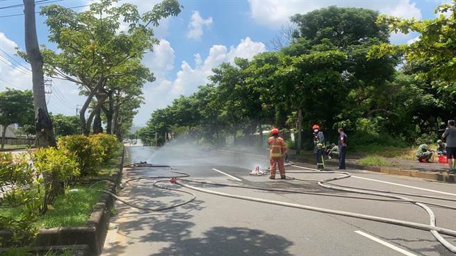 台中市消防局随即赶到现场洒水降温，避免灾害扩大，影响民眾行经安全。（民眾提供）