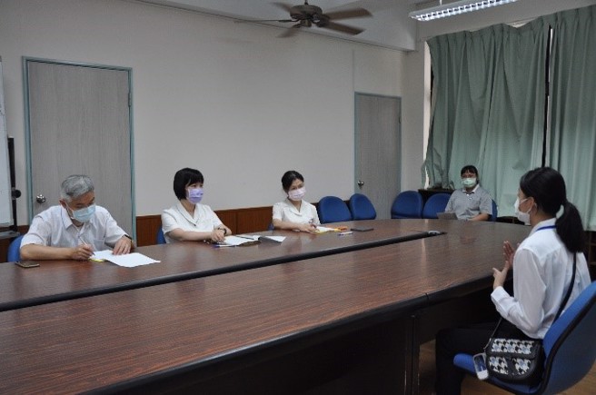 醫管系考生接受師長面試。(照片/慈濟科技大學提供)