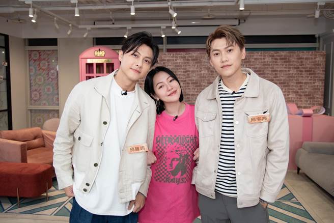 毛弟（左）、王子兄弟上小S主持的《小姐不熙娣》互相爆料。（東森綜合台提供）