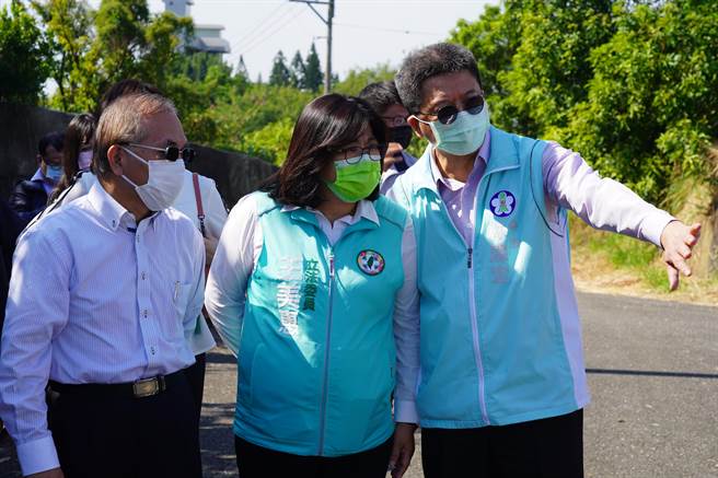 王美惠立委偕同中央及地方官員視察嘉義市殯葬園區聯外道路現況。（王美惠提供／廖素慧嘉市傳真）