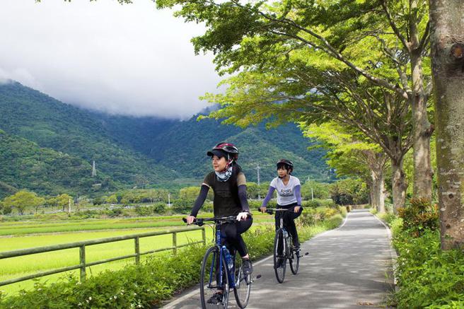 （雄狮旅游「两铁旅游列车」首波主打3日花东行程及7日环岛游，带旅客骑乘于能够远眺关山镇美景的关山环镇自行车道。图／雄狮旅游提供）