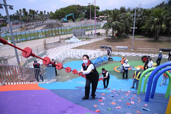 花莲县政府近年大力推动共融公园，东大门夜市旁这座公园即将完工，县长徐榛蔚（前）检视游具与环境设施。（花莲县政府提供／王志伟花莲传真）