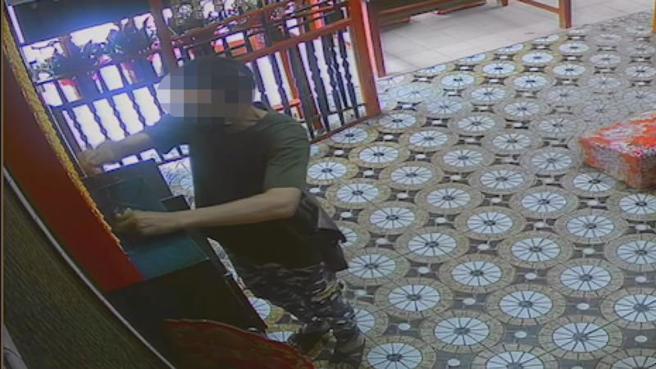 苗栗县40岁罗姓男子专门以钓鱼方式窃取神明香油钱，110年行窃已被捕一次，日前又在一间土地公庙，趁四下无人，2分钟内至少钓取窃得新台币800元，再次遭警方逮捕送办。（图/ 中央社）
