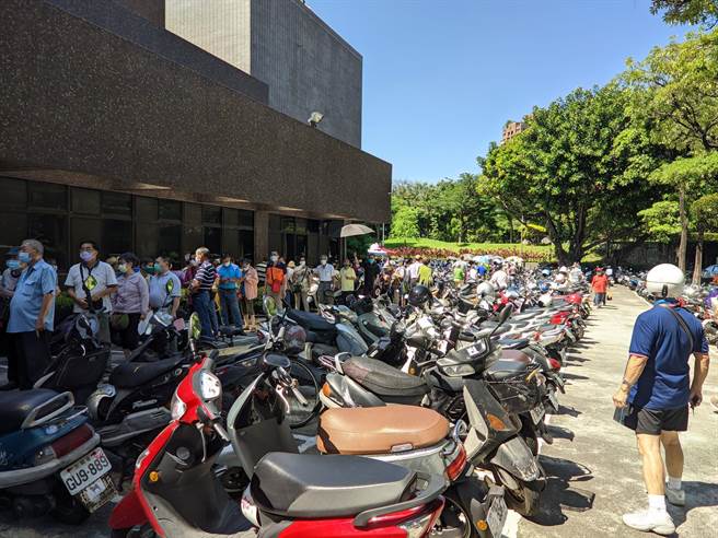 政府造冊通知65歲以上長輩22日施打疫苗，一早快打站外大排長龍，長輩直言，不堪久曬太陽都曬到快頭暈。（讀者提供／張妍溱台中傳真）