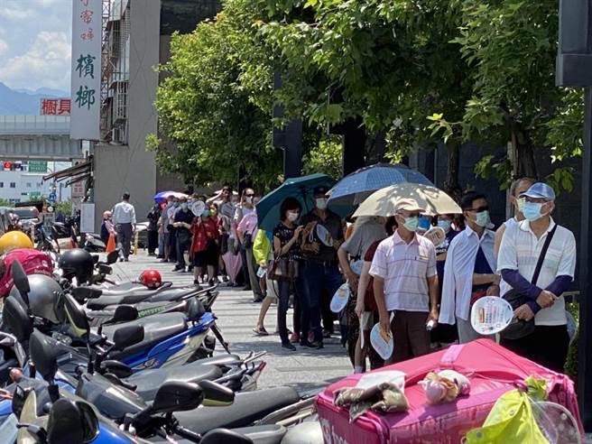 政府造冊通知65歲以上長輩22日施打疫苗，一早快打站外大排長龍，長輩直言，不堪久曬太陽都曬到快頭暈。（鄭功進服務處提供／張妍溱台中傳真）