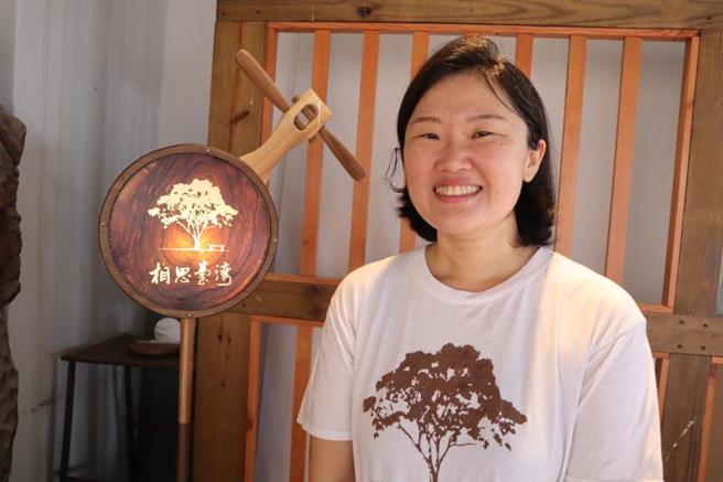  花莲艺术工作者合作创立「相思台湾」艺术品牌，以国产材为主，制作各式桌椅，品牌图案设计者郭嘉吟（图）说，在相思树下放上一张条凳，传达与人连结的诉求。（图/ 中央社）