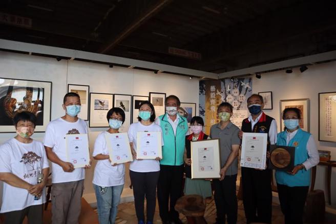 花莲艺术工作者合作创立「相思台湾」艺术品牌，获得经济部智慧财产局核发商标注册证，22日在维纳斯艺廊举行品牌发表记者会。（图/ 中央社）