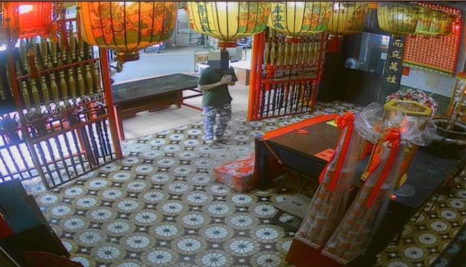 罗嫌假意拜拜。（翻摄照片／李京升苗栗传真）