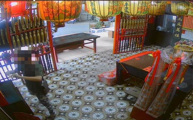 罗嫌趁四下无人窃取香油钱。（翻摄照片／李京升苗栗传真）