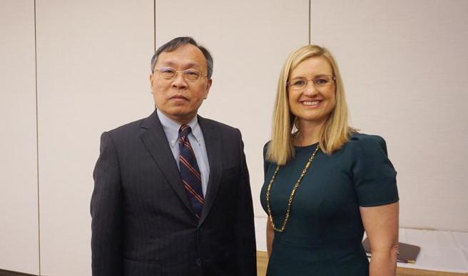 台灣銀行董事長呂桔誠（左）21日在亞利桑那州為台灣銀行鳳凰城代表人辦事處揭幕，鳳凰城市長加勒戈（右）表達歡迎。（圖/ 中央社）