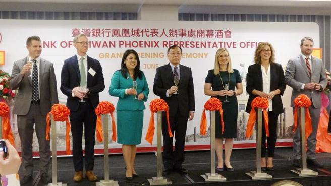 台灣銀行董事長呂桔誠（中）21日主持鳳凰城辦事處開幕儀式。左起為大鳳凰城商會主席卡馬丘、美國在台協會商務組長歐德瑞、亞利桑那州主計長余艷芬、呂桔誠、鳳凰城市長加勒戈、亞利桑那州商務廳長華森、已故聯邦參議員麥侃的兒子傑克．麥侃。（圖/ 中央社）