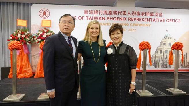 鳳凰城資深僑領、潤泰集團總裁尹衍樑的二姊尹衍桓（右）21日出席台灣銀行鳳凰城辦事處開幕典禮。與台銀董事長呂桔誠（左）、鳳凰城市長加勒戈（中）合影。（圖/ 中央社）