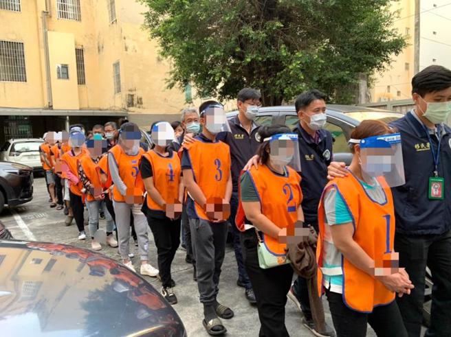 移民署高市專勤隊獲報不肖房地產業者為減少成本聘雇非法移工，高市專勤隊兵分多路前往工地、工廠等掃蕩，一舉查獲20名非法移工、5名雇主、2名仲介。（圖/ 中央社）