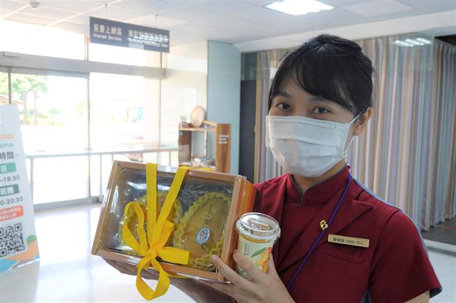 台东县府首度结合陆空旅运业者，让游客认识夏雪芒果。（蔡旻妤摄）