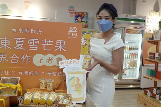 台东县府首度结合陆空旅运业者，让游客认识夏雪芒果。（蔡旻妤摄）