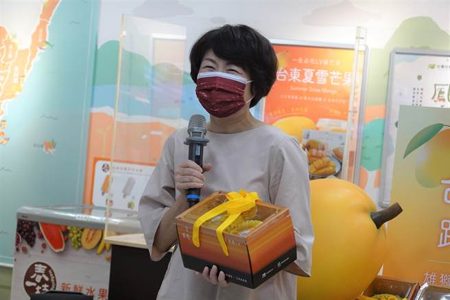 台东县府首度结合陆空旅运业者，让游客认识夏雪芒果。（蔡旻妤摄）