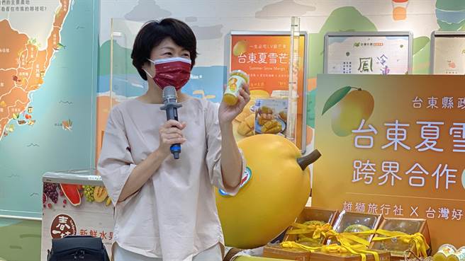 台东县府首度结合陆空旅运业者，让游客认识夏雪芒果。（蔡旻妤摄）