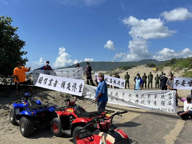 屏東滿洲鄉、牡丹鄉居民20日不滿國軍在港仔沙漠展開「神弓操演」，一早出動數台沙灘車堵住訓場入口。（民眾提供／謝佳潾屏東傳真）
