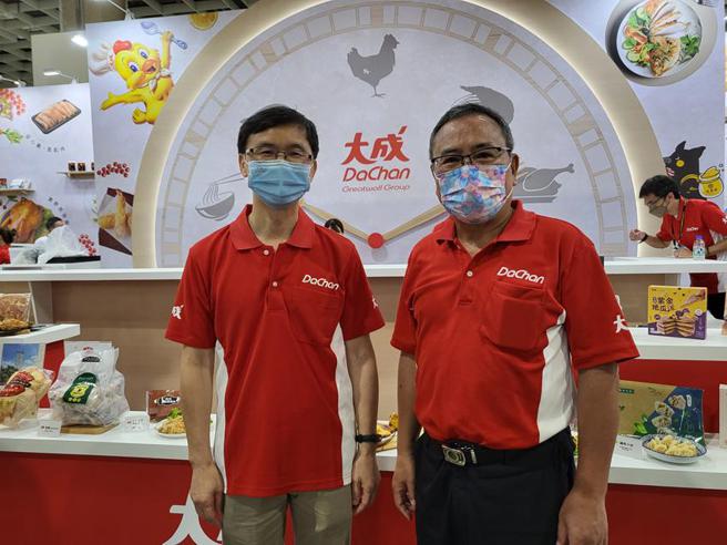 （大成食品事业处副总黄进铿（右）与欣光食品总经理詹金和。图／曾仁凯）