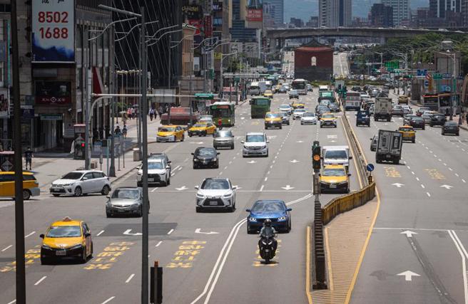 台北市交通局長陳學台22日表示，未來禁行機車只減不增，「開放是確定的」，目前已對外委託評估忠孝西路開放機車通行的車流量數報告，預計今年底前進行試辦計畫。（圖/ 中央社）