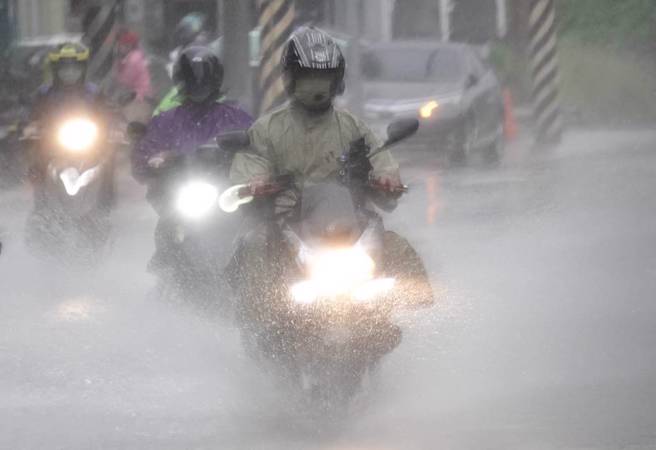 氣象局發布南投、雲林、嘉義縣、台南、高雄、屏東6縣市大雨特報，午後對流雲系發展旺盛，易有短延時強降雨。（資料照／黃子明攝）