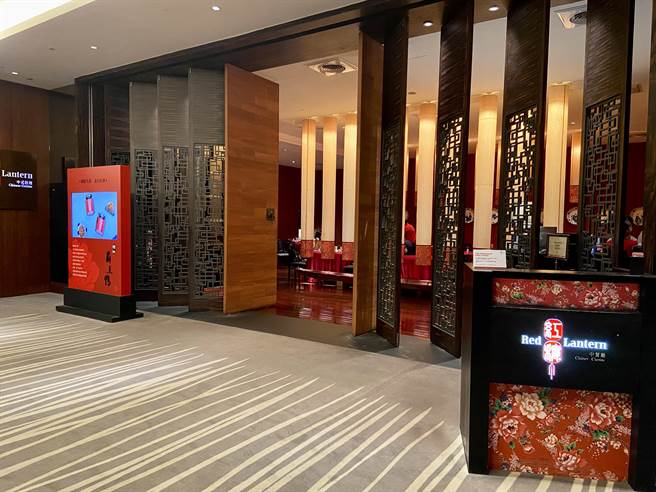 有网友在「爆料公社」抱怨，日前至宜兰知名中餐厅用餐，用餐结帐离开后才发现少上一道经典菜「生菜鸭丝」，后续餐厅经理回电，2个赔偿方式2择1，招待1份小菜或寄送鸭油伴手礼；网友表示，只是提出能否有9折券下次使用也遭拒绝，直呼失望至极。（吴佩蓉摄）