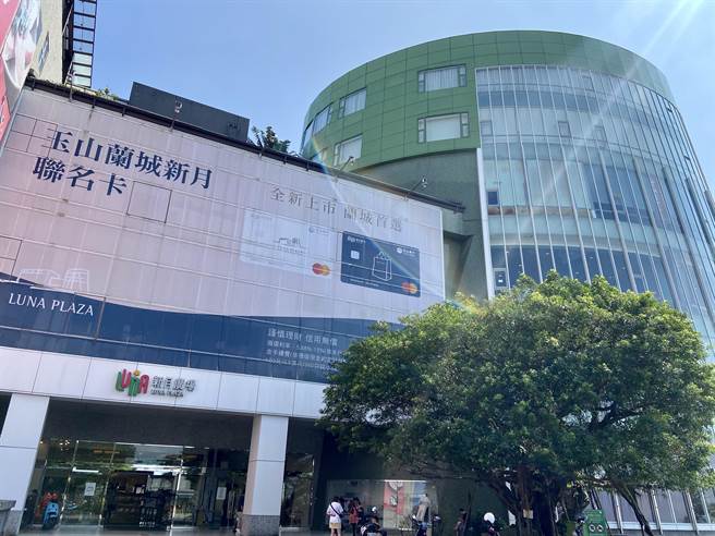 有网友在「爆料公社」抱怨，日前至宜兰知名中餐厅用餐，用餐结帐离开后才发现少上一道经典菜「生菜鸭丝」，后续餐厅经理回电，2个赔偿方式2择1，招待1份小菜或寄送鸭油伴手礼；网友表示，只是提出能否有9折券下次使用也遭拒绝，直呼失望至极。（吴佩蓉摄）