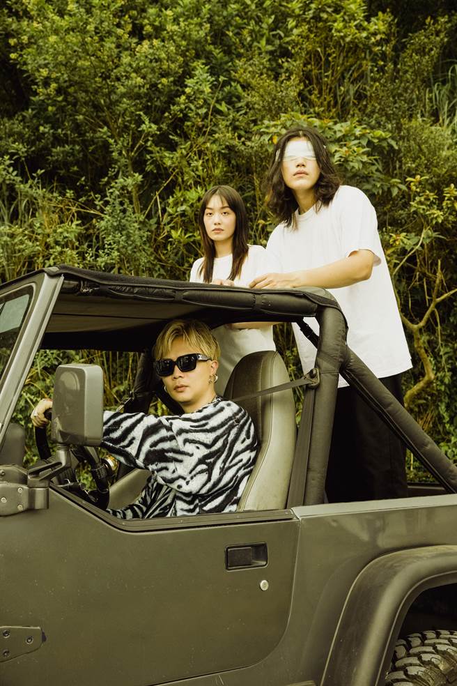 萧秉治在MV中带领另外两名具有超能力同类，逃离被实验的轮迴宿命。（相信音乐提供）