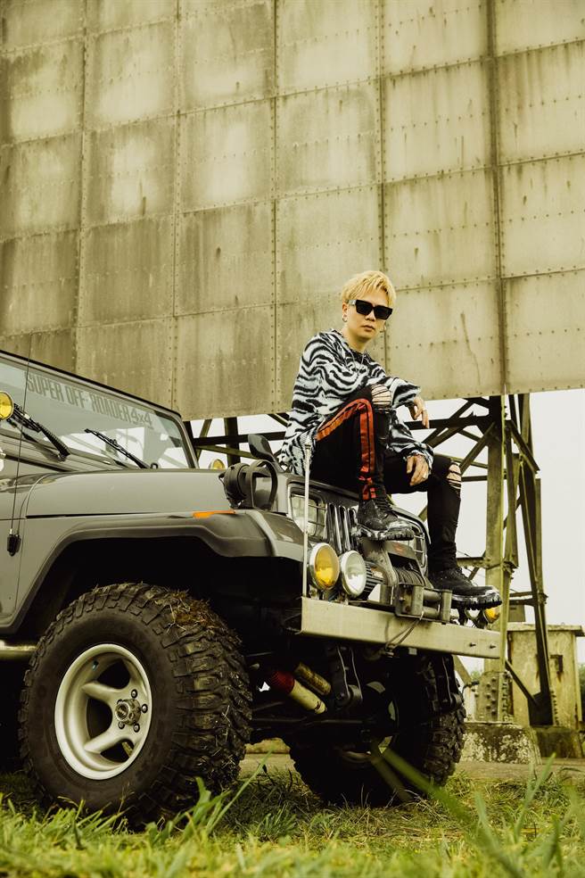 萧秉治原本以为可以享受在公路开吉普车的感觉，无奈天公不作美。（相信音乐提供）