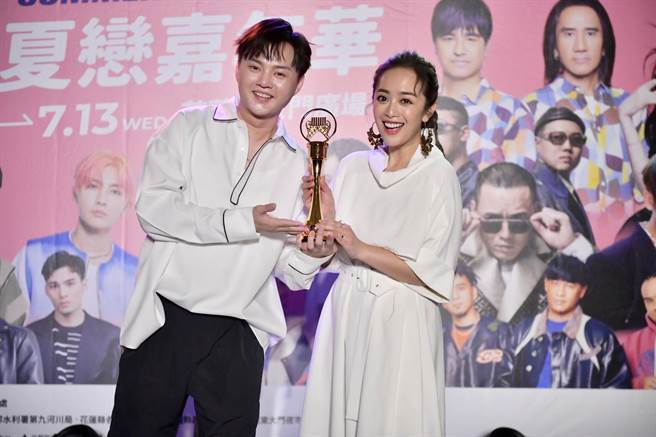 金曲歌王许富凯特地带金曲奖座现身，想将好运传给舞思爱。（花莲县政府提供）