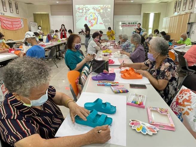 长者们认真彩绘独一无二的拖鞋。（金山区公所提供）