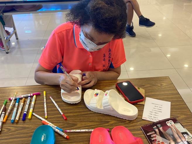 万里区长粘雪琴一齐参与拖鞋彩绘。（金山区公所提供）