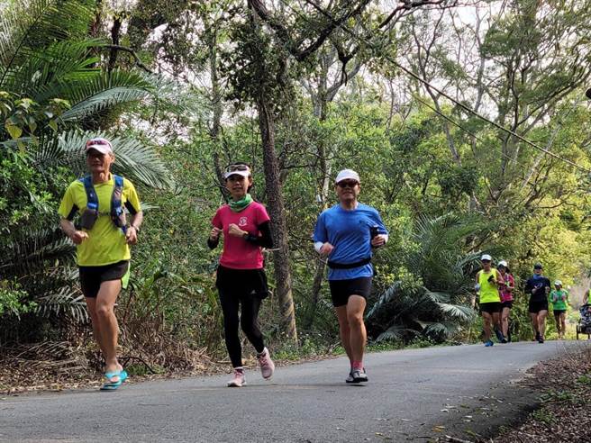 「八甲马拉松」路程优美，吸引不少跑者参与。（冯秀娟提供／李京升苗栗传真）