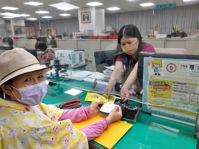 民眾到嘉义市东区户政所使用电子支付，参加摸彩。（嘉义市政府提供／廖素慧嘉市传真）